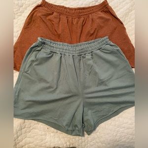 Vuori shorts in rust and blue